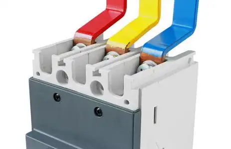 母线在白色背景上隔离的铜母线连接断路器照片