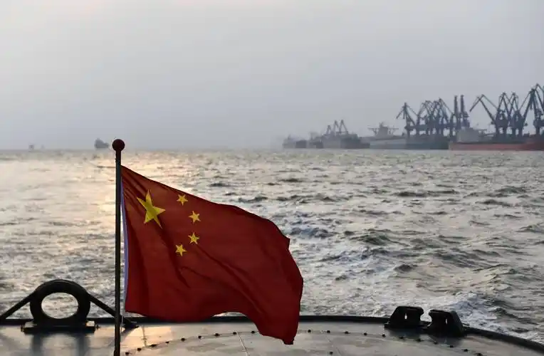 10月1日,清晨的阳光照耀在天津港一艘拖轮悬挂的国旗上.