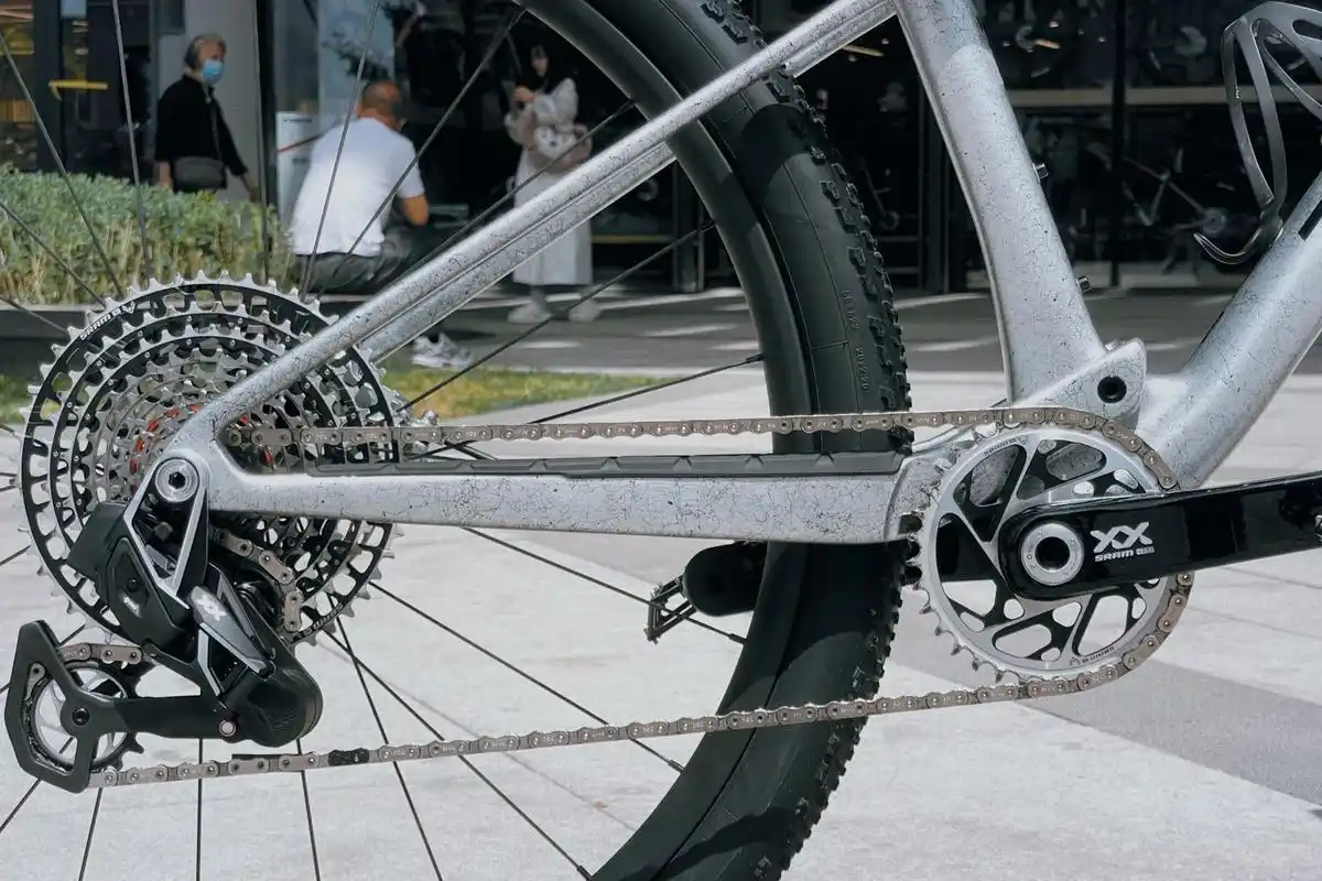 这是一款超轻碳纤维xc山地车,整车重量9.4公斤.