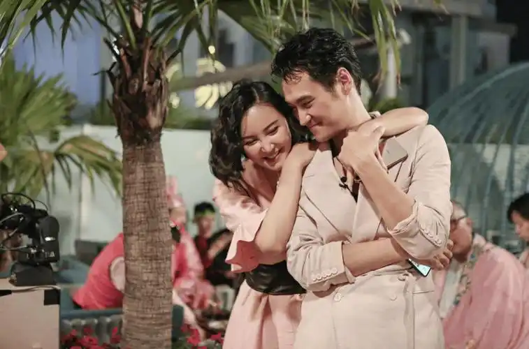 袁弘张歆艺办party庆祝结婚8周年,两人甜蜜拥吻,华晨宇低调现身