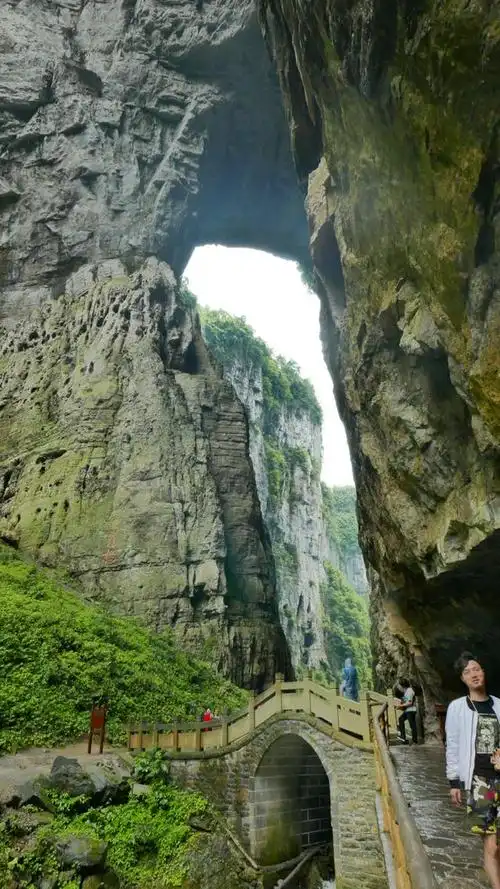 青龙桥桥洞里建有一座石孔桥,跨在羊水河上,形成桥中有桥的景观.