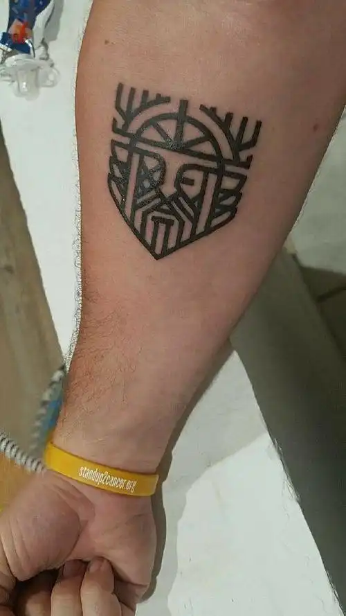 纹身小臂花纹 男生手臂上简约的线条纹身图案