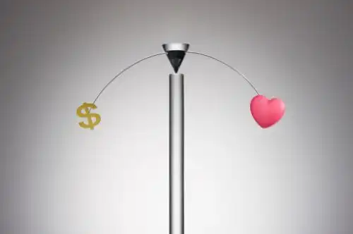 当爱情也被放在考虑的天平上 是否爱情vs面包=理想vs现实 想要爱情 要