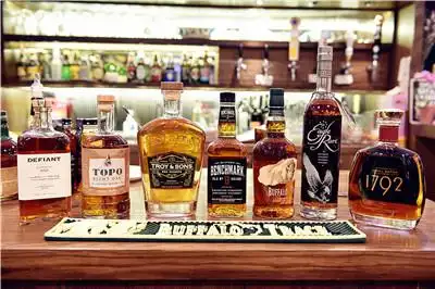 质朴不失华丽的美国精品威士忌,轻松,个性的品质享受!