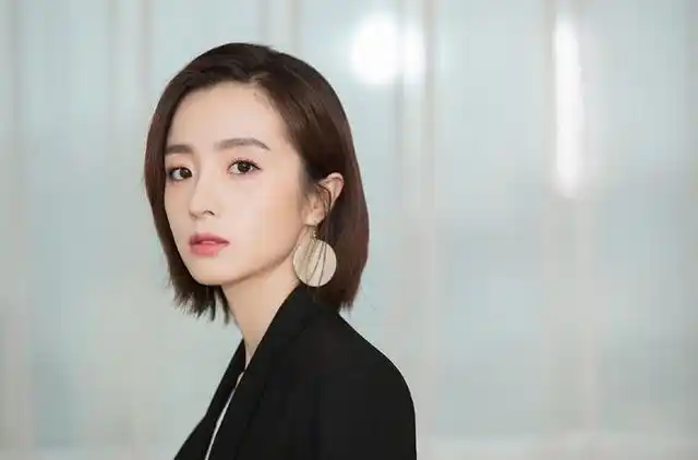 别看胡冰卿在剧中饰演的百草重重的刘海和杀马特的发型引人争议,但是