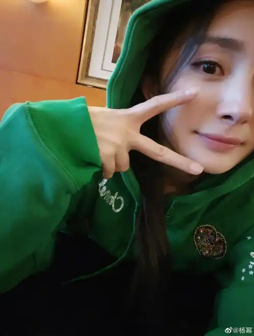 杨幂微博新老自拍 大家觉得如何