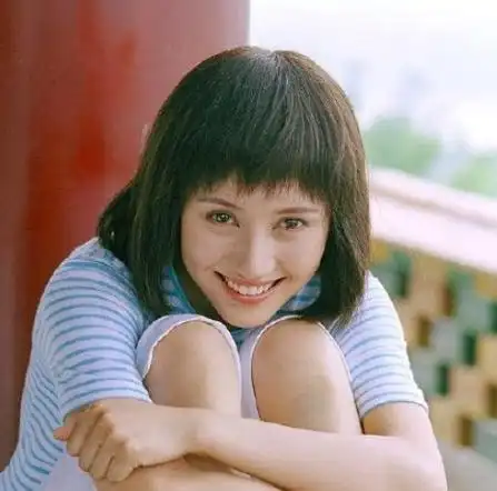 有网友曝光了一组袁泉年轻时候的照片,即使没有修图,颜值依旧十分能扛