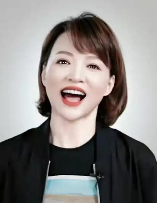 47岁董卿罕见现身留刘海甜美显年轻穿运动装笑起来却甜到爆表