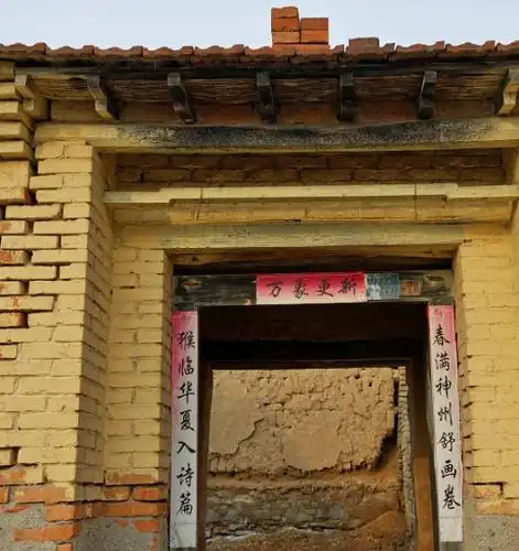 农村大门楼上压着的这一对对红砖有啥讲究?