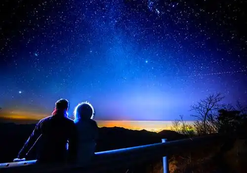 梦幻星空唯美情侣图片_星空下的浪漫