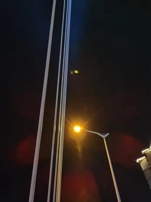 只要排到路灯一定会有鬼影,还有手持夜景模式那么多噪点,看图.