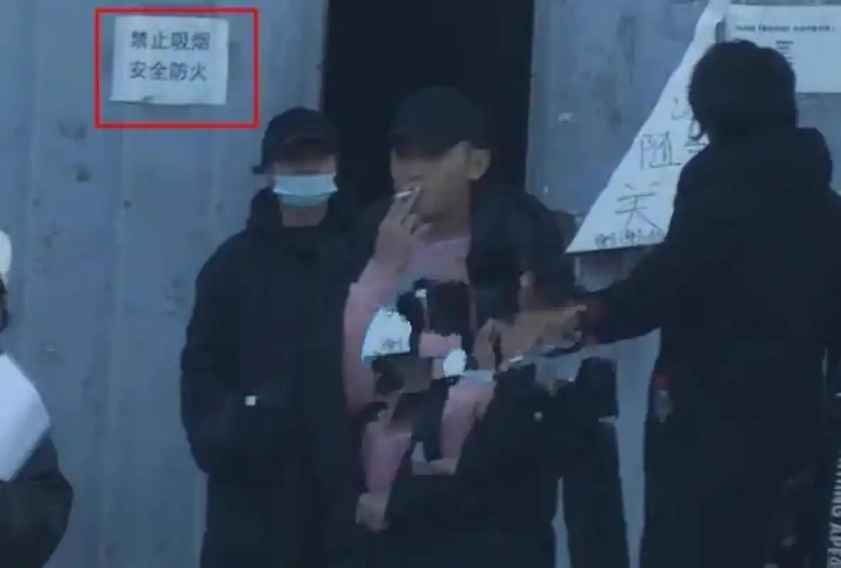 黄子韬烟瘾太大无视禁烟标识片场抽烟,吞云吐雾超惬意!