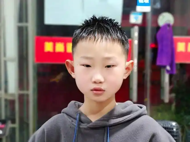 2022新年小男孩怎么剪?毛寸头飞机头雕刻发型,款款帅到停不下来插图1