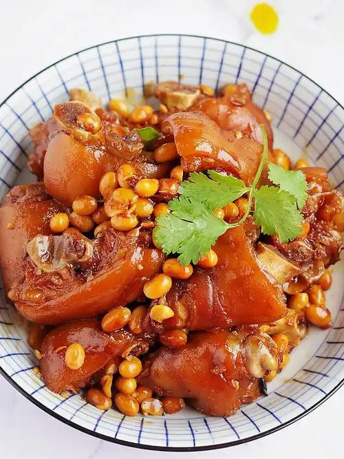 酥香软糯咸香不腻,好吃舔手的黄豆焖猪蹄