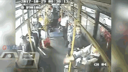 公交车为躲行人急刹车女乘客受伤责任谁担