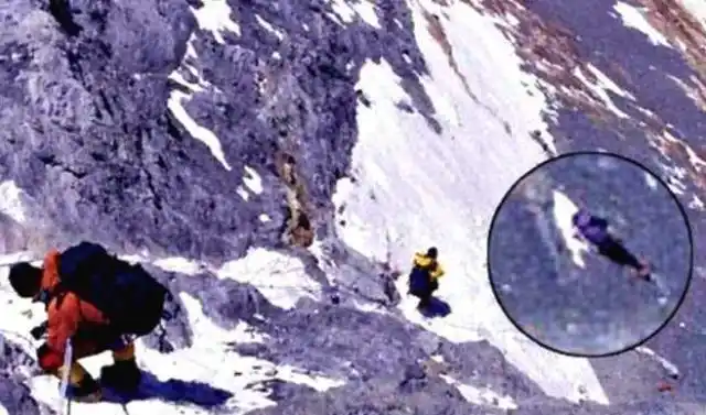 珠峰睡美人冰封9年百人路过皆默默离开唯独两人做了件傻事