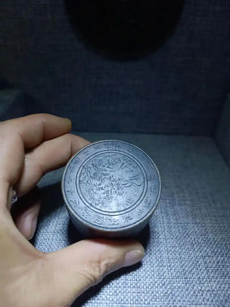 清代三层铜墨盒.携刻:松风水月,未足比其清华.仙露明珠詎能方 - 抖音