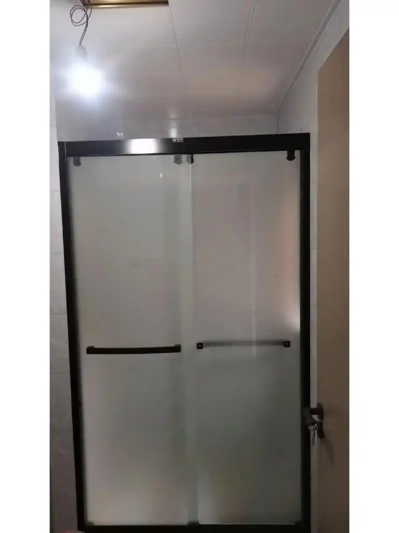 淋浴房选磨砂玻璃还是白玻璃 淋浴洗澡觉得白玻太透,想要私密性更好