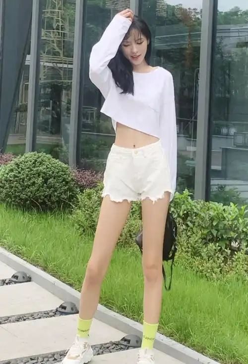 原创张予曦瘦成纸片人长袖配热裤秀腰又秀腿真怕风给她刮走