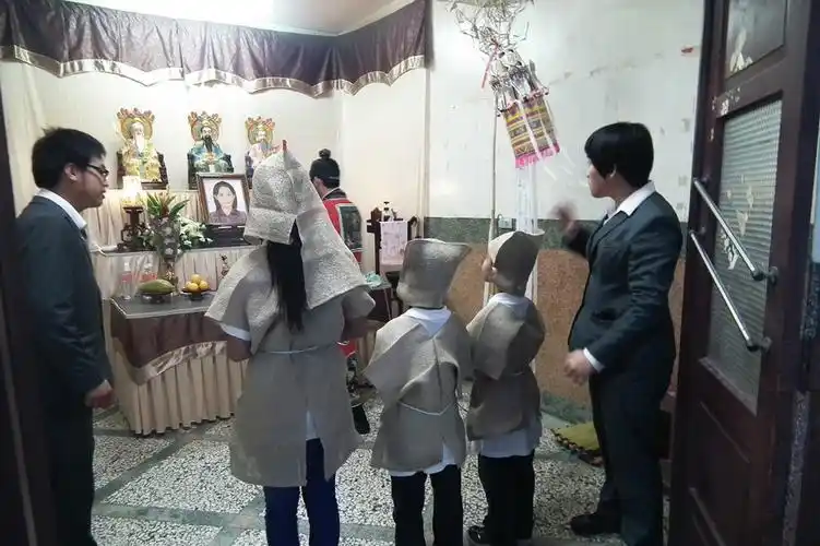 台湾葬礼上的孝孙们披麻戴孝行大礼