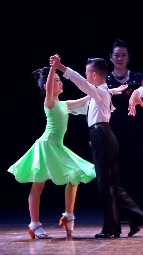 小星百科李贤乐少年拉丁舞冠军新获得福田杯业余少年组冠军