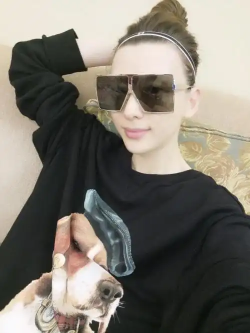 薛之谦前妻高磊鑫晒照让找亮点,网友:亮点在手上的戒指