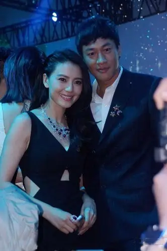 高圆圆高跟鞋深v秀乳沟 贴脸何润东不担心赵又廷