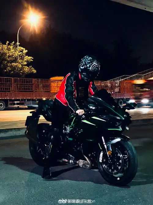 这台机车#果然帅哥都是不只一个爱好,真没看出来郭俊辰还会骑摩托车啊