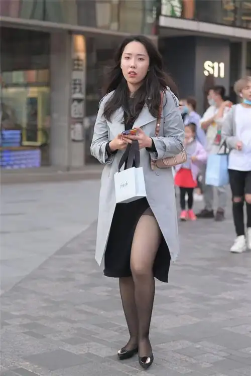 秋天可以穿着黑色丝袜在不是很冷的天气让自己的穿搭更酷一些