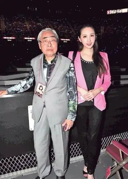 79岁林建名与28岁何傲儿被曝,已经年轻气盛,与女友十指紧扣