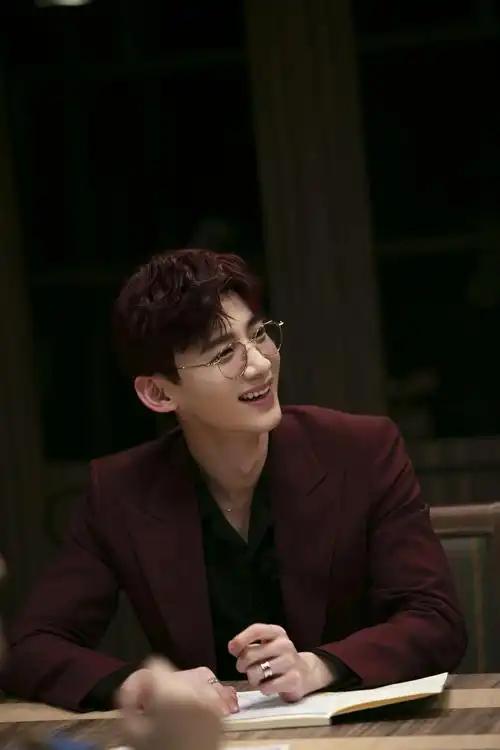 明星大侦探白敬亭金丝眼镜满满禁欲范探案展超强分析能力