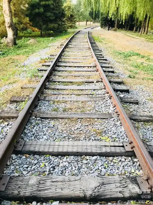 将台公园里一条漂亮的网红铁轨(一)