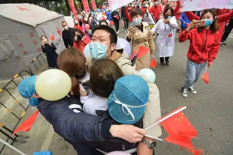 众志成城抗击疫情这些照片记录下的瞬间让人感动