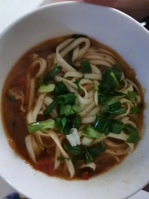 给妈妈煮面条吃