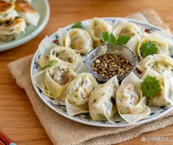 宁海汤包,形状像元宝,长得像一个个大胖馄饨,寓意有福有财;也形似古人