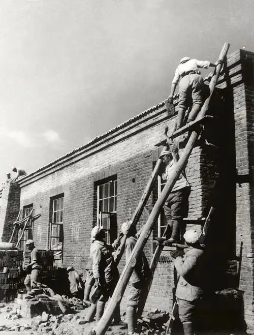 新中国50年代华北解放军大生产历史老照片制作农具改造良田