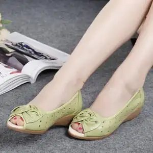 真皮妈妈鞋坡跟凉鞋2022夏季蝴蝶结鱼嘴女凉鞋中老年女鞋老人皮鞋