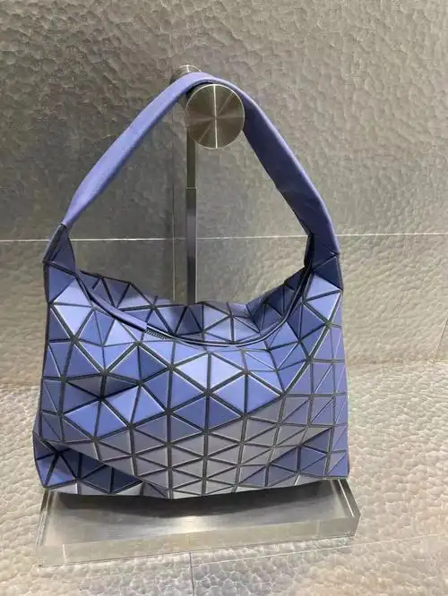 三宅一生2022年1月新款高端牛皮腋下包