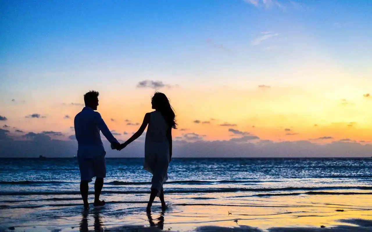 夕阳海边散步情侣剪影电脑桌面图片