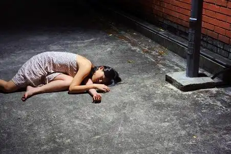 在巷子里死了的女孩在巷子里死了的女孩美丽的年轻女子穿着蓝色毛衣