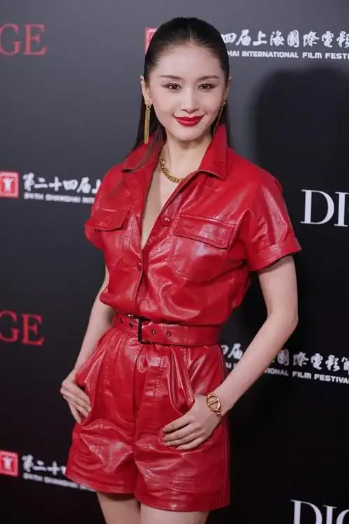 王子文的气场不像才159cm,穿红色皮衣有个性,但发型显脸有点圆|皮裤