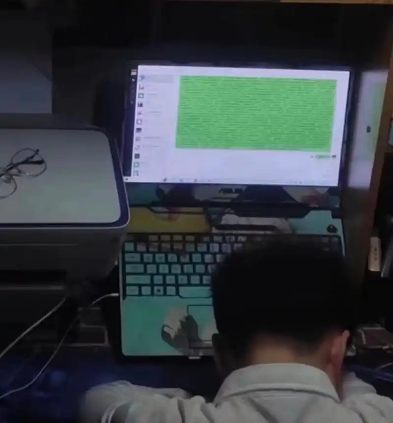 晚上,室友坐在电脑前努力学习 过了一会他叹了口气 应该是累得睡着了