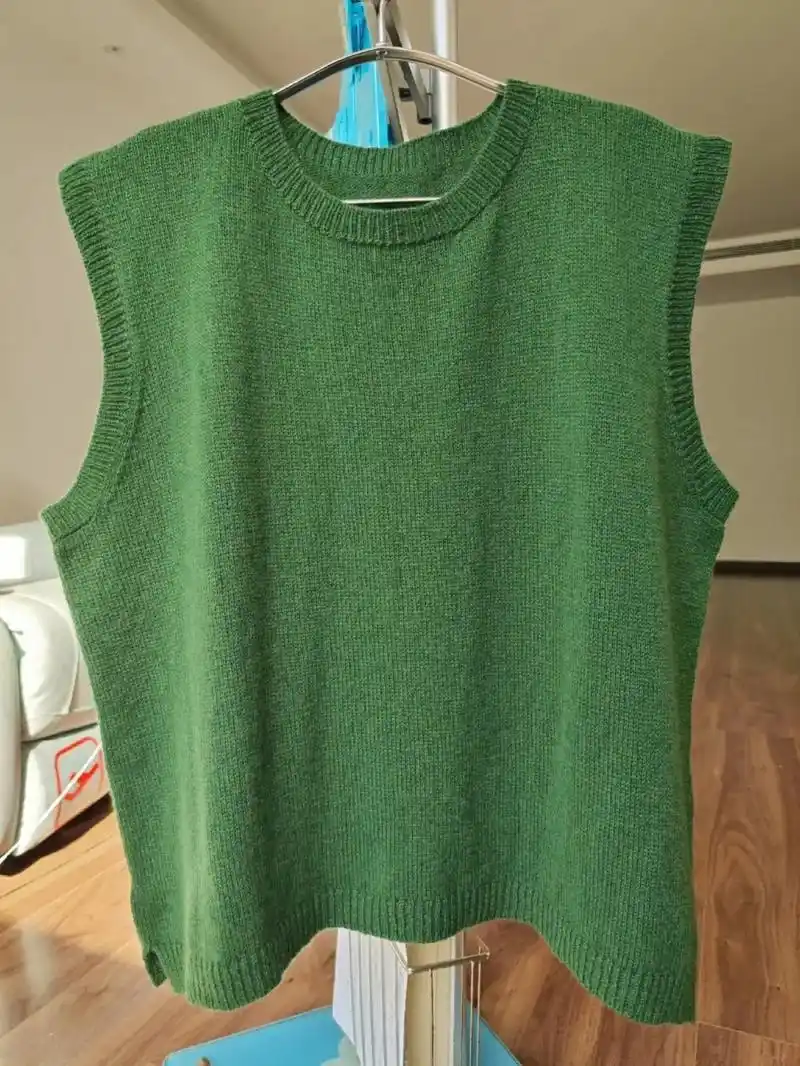 手工编织羊绒圆领背心  胸围125㎝,身长60㎝,袖笼高25 - 抖音