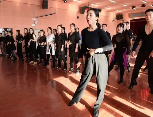方能学真本事——全国拉丁舞冠军曲远菲担任远东舞校第二十一期教师班