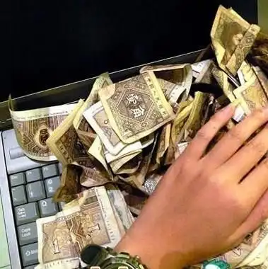 一有钱mm把自己摆阔照片上传后,引起广大网友pk