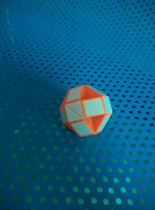 奶奶也会玩"魔方球"