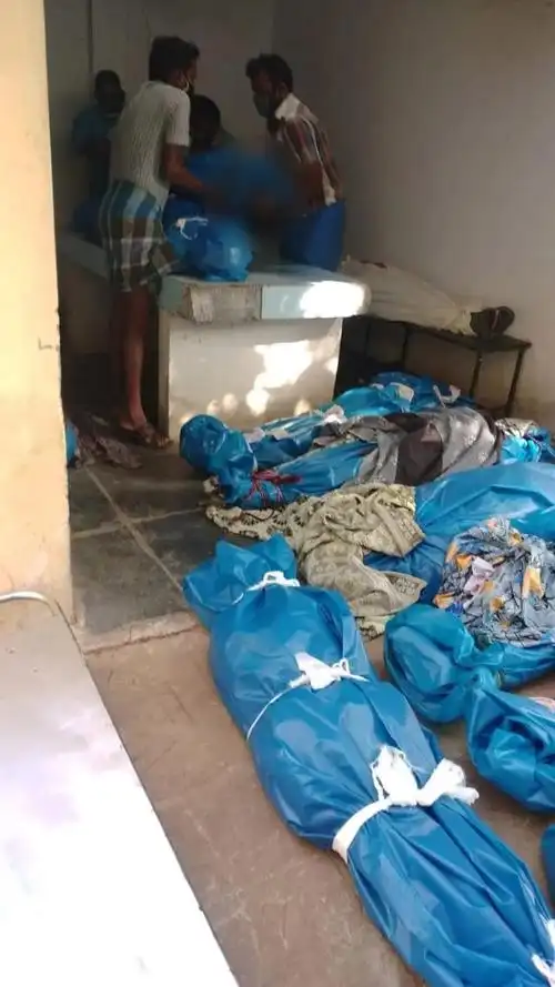 惊人一幕!印度医院停尸间新冠患者遗体胡乱堆放,家属只能自行翻找
