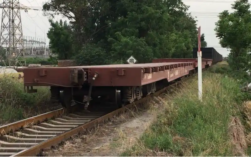 这么破的铁路也能走八轴平车?df4b-7629牵引货列快速通过