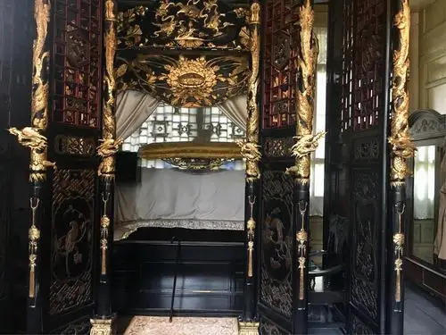 刘文彩卧室镶金床