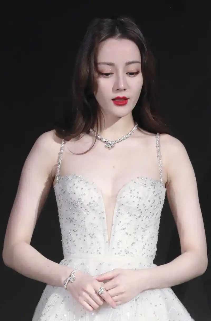 迪丽热巴穿白色薄纱长裙惊艳亮相红毯,优雅灵动,仙气十足.